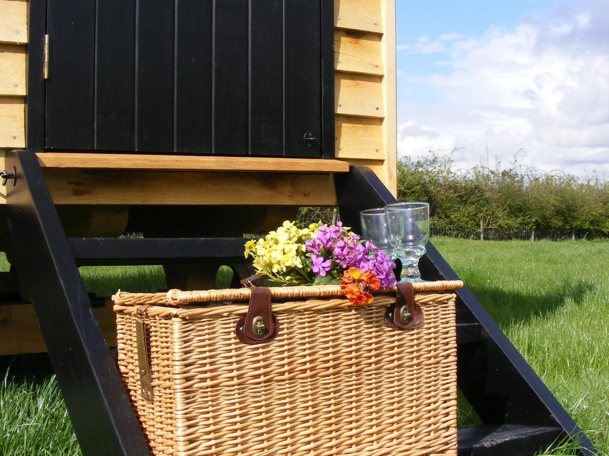 Marshwood Farm B&B And Shepherds Hut Dinton  Esterno foto